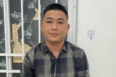 Khởi tố người đi xe máy tự ngã vào đầu ô tô rồi đánh tài xế ở TPHCM