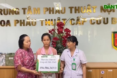 Nhận quà bạn đọc giúp đỡ, người vợ nghèo nghẹn ngào cảm ơn