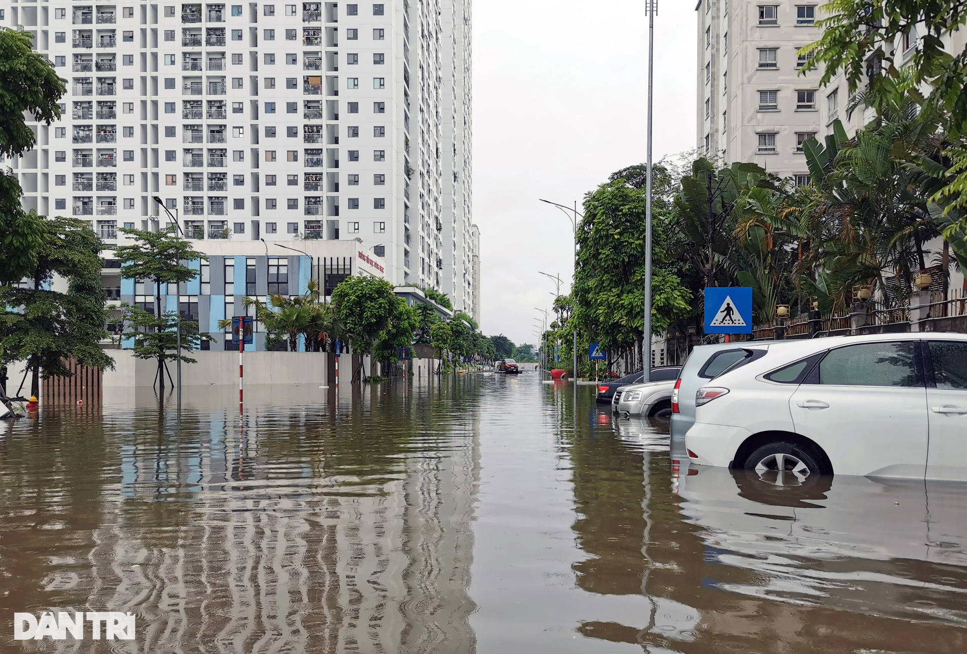 Chung cư ngập sâu, bãi xe òm ọp nước, cư dân lội nước hóa vàng ngày Rằm - 9 Chung cư ngập sâu, bãi xe òm ọp nước, cư dân lội nước hóa vàng ngày Rằm - 9