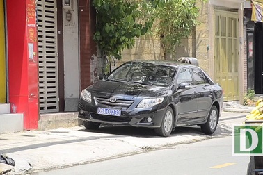 Xe biển xanh, biển đỏ và xe ngoại giao đậu đầy vỉa hè quận 1