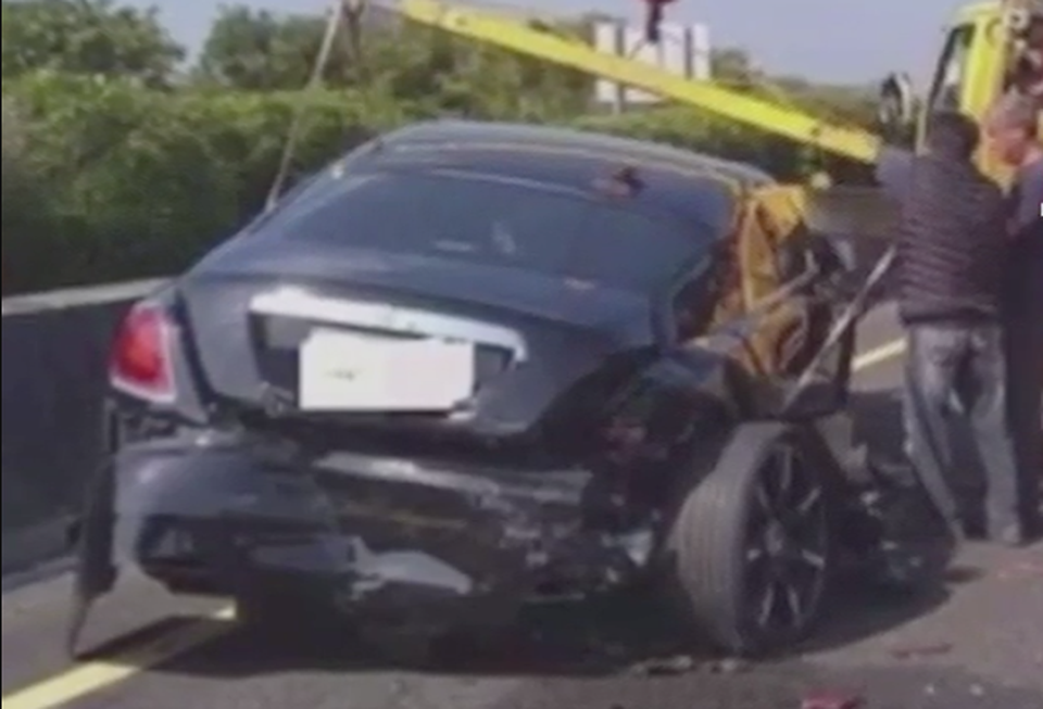 Phóng nhanh, không giữ khoảng cách an toàn, xe Rolls-Royce bị tông vỡ đuôi - 1 Phóng nhanh, không giữ khoảng cách an toàn, xe Rolls-Royce bị tông vỡ đuôi - 1