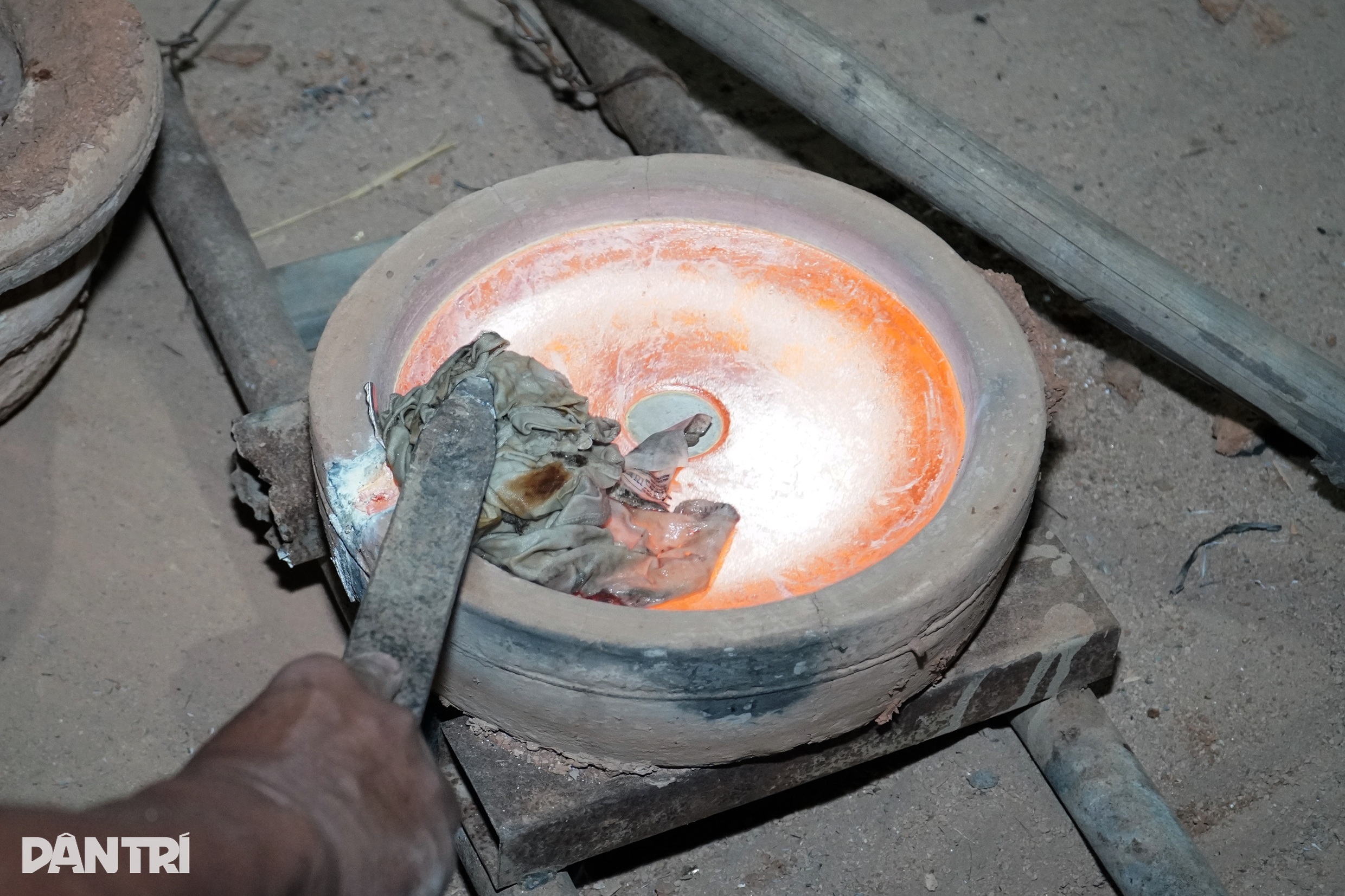 Praca całą noc, pocenie się i płacz, aby zarobić 1 milion VND - 7 Nghề thâu đêm đỏ lửa, đổ mồ hôi, sôi nước mắt kiếm 1 triệu đồng - 7