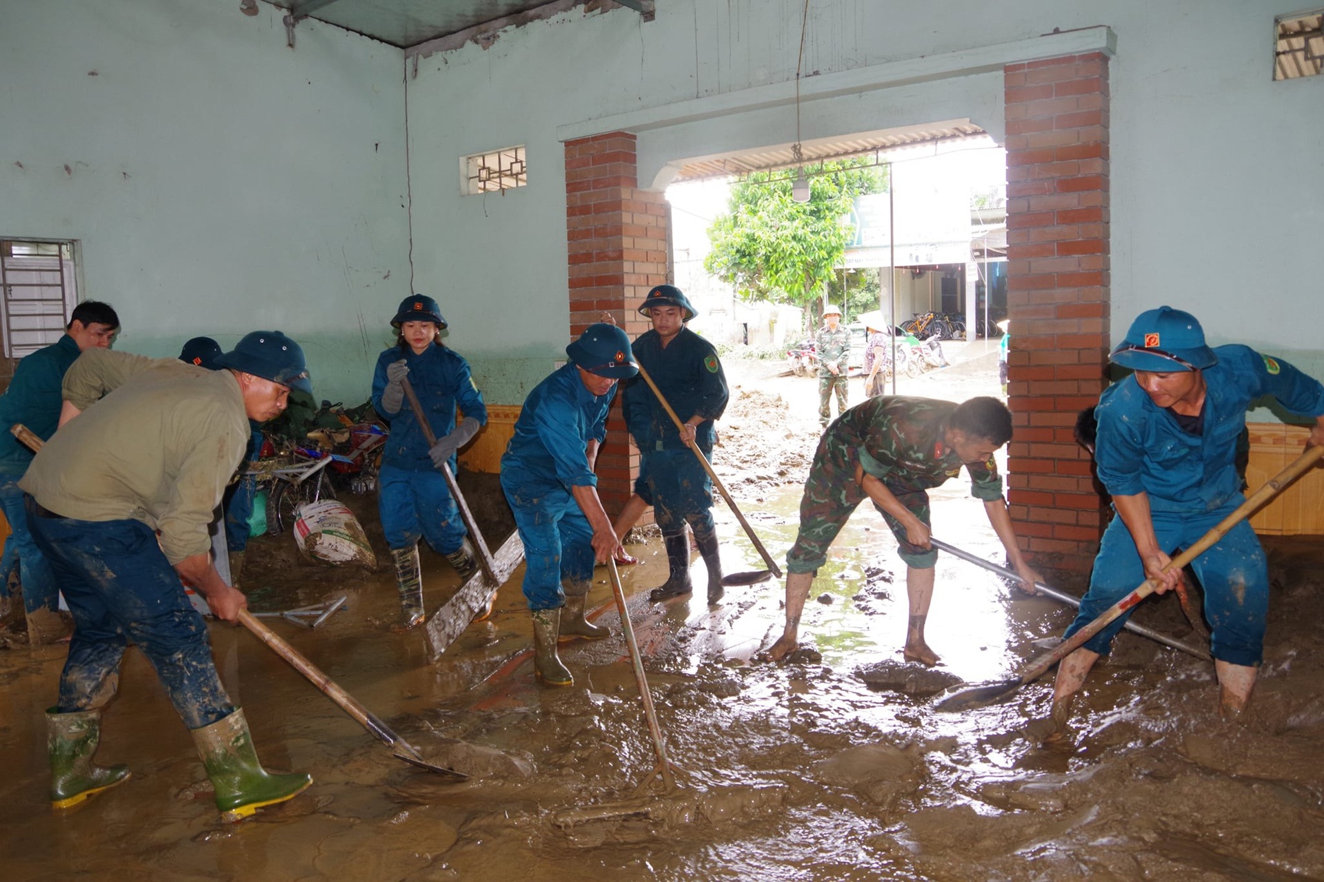 Quân đội và công an sát cánh cùng nhân dân trong cơn lũ lịch sử - 9 Quân đội và công an sát cánh cùng nhân dân trong cơn lũ lịch sử - 9
