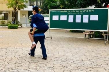 Hà Nội: Nam sinh chống nạng được bảo vệ cõng vào phòng thi lớp 10