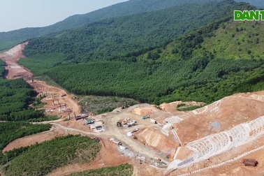 Đội nắng, khoét núi thi công hầm cao tốc Bắc - Nam xuyên lễ