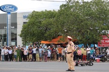 Thương tâm, trên đường đi học nữ sinh lớp 10 tử nạn dưới bánh xe container