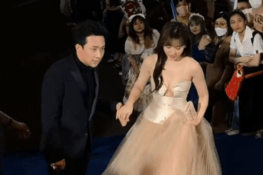 Trấn Thành nắm tay, hôn Hari Won khi lần đầu xuất hiện sau tin đồn rạn nứt