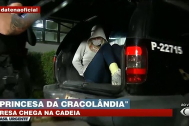 Cảnh sát áp giải Hotgirl bán ma túy 19 tuổi