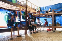 Bão tốc mái lớp học, nhiều học sinh bị ốm do phải ngủ dưới mái hiên