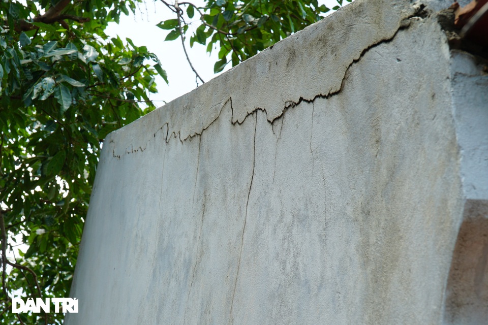 Hà Nội: Thi công nhà máy nước gây nứt lún đê, nhà dân trước mùa mưa bão - 4 Hà Nội: Thi công nhà máy nước gây nứt lún đê, nhà dân trước mùa mưa bão - 4