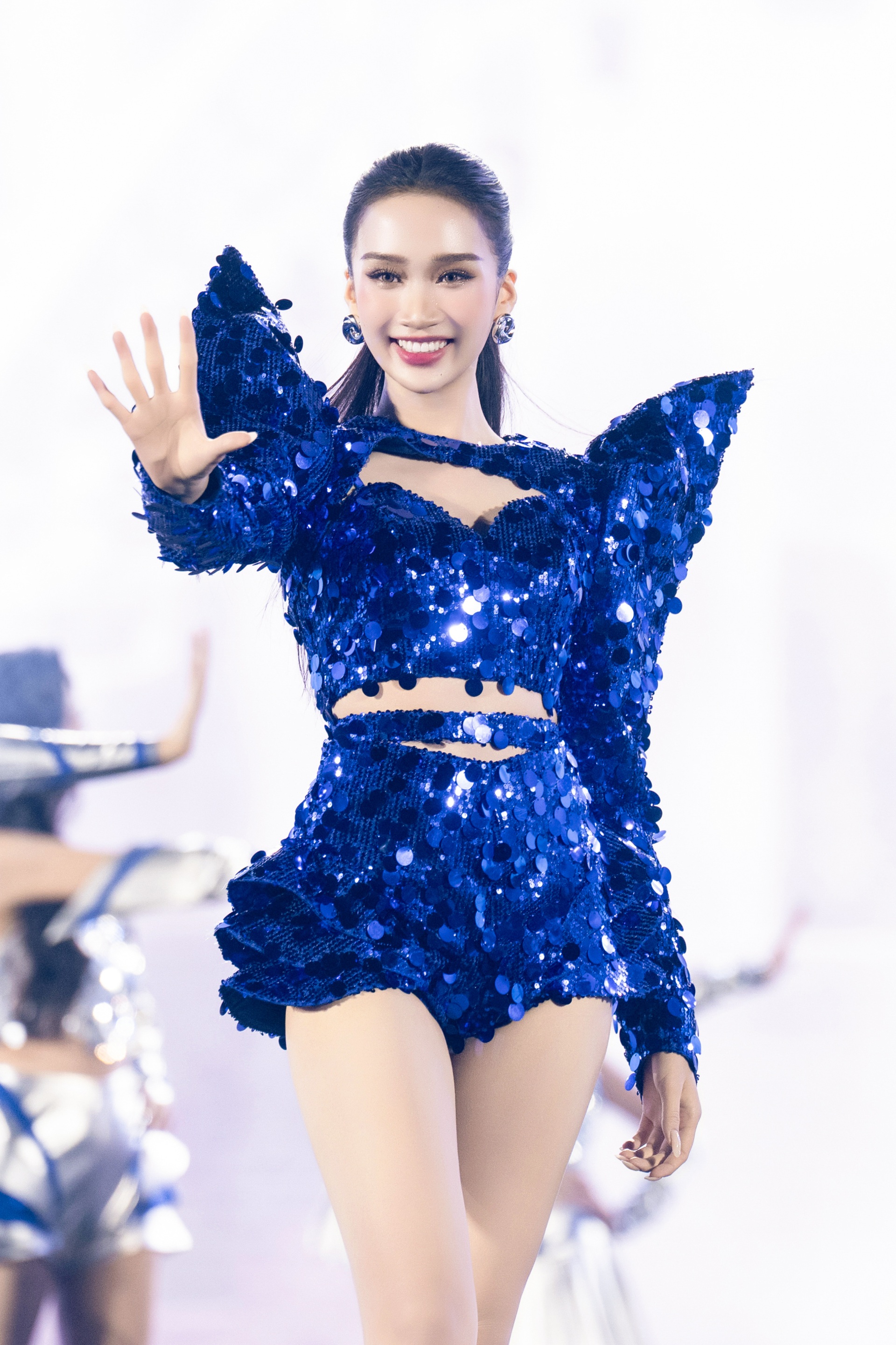 Hoa hậu Dương Trà Giang đổi phong cách gợi cảm hơn sau khi hết nhiệm kỳ - 8