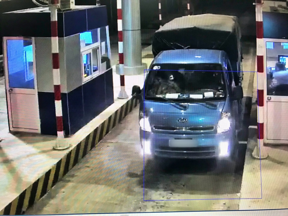 Hàng loạt ô tô bị ném đá vỡ kính trên cao tốc - 2 Hàng loạt ô tô bị ném đá vỡ kính trên cao tốc - 2
