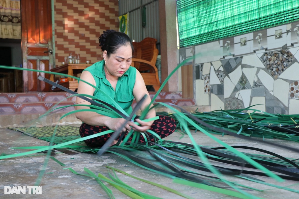 Người phụ nữ làng chài tạo sản phẩm che mưa nắng đẹp mắt từ thứ vứt đi - 1