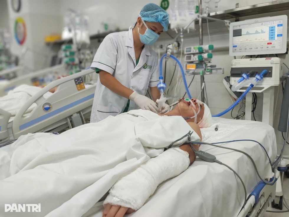 Người bố 3 con hồi sinh sau tai nạn nghiêm trọng do ngã từ trên cao - 2 Người bố 3 con hồi sinh sau tai nạn nghiêm trọng do ngã từ trên cao - 2