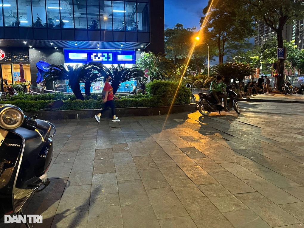Người bán trà đá đuổi cô gái ở Hà Nội: Quán đóng cửa, vỉa hè thông thoáng - 2 Người bán trà đá đuổi cô gái ở Hà Nội: Quán đóng cửa, vỉa hè thông thoáng - 2