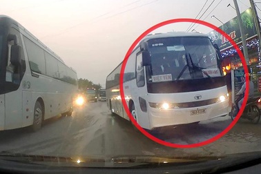 Lấn làn vượt ẩu, tài xế đi cả lên vỉa hè