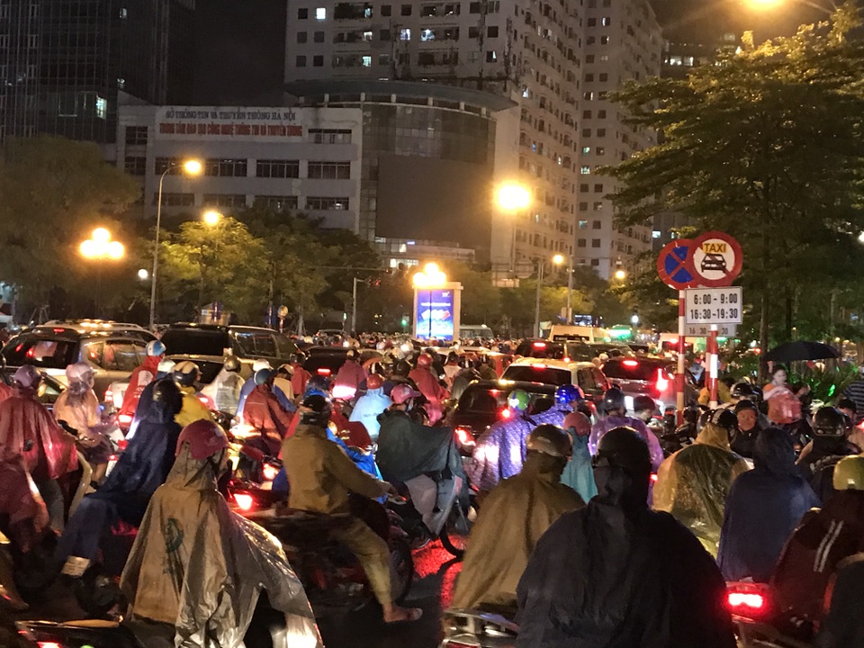 Đường phố Hà Nội ùn tắc kéo dài hàng cây số sau cơn mưa lớn chiều tan tầm - 5 Đường phố Hà Nội ùn tắc kéo dài hàng cây số sau cơn mưa lớn chiều tan tầm - 5