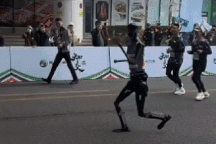 Robot chạy cùng vận động viên marathon ở Trung Quốc