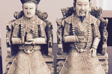 Hai bức tượng điêu khắc bị bắt tại Tân Sơn Nhất đều là ngà voi