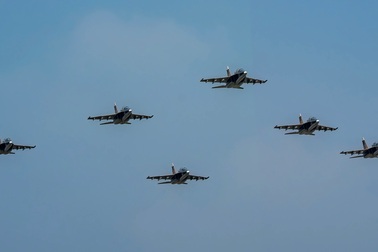 Không quân hợp luyện bay đội hình trên bầu trời sân bay Kép