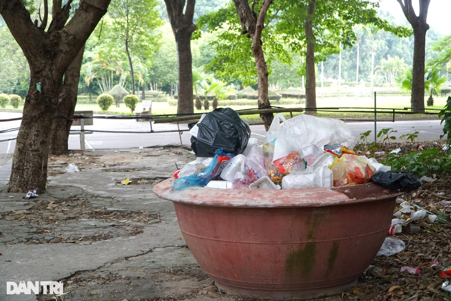 Công viên biểu tượng của tình kết nghĩa bị băm nát - 13 Công viên biểu tượng của tình kết nghĩa bị băm nát - 13