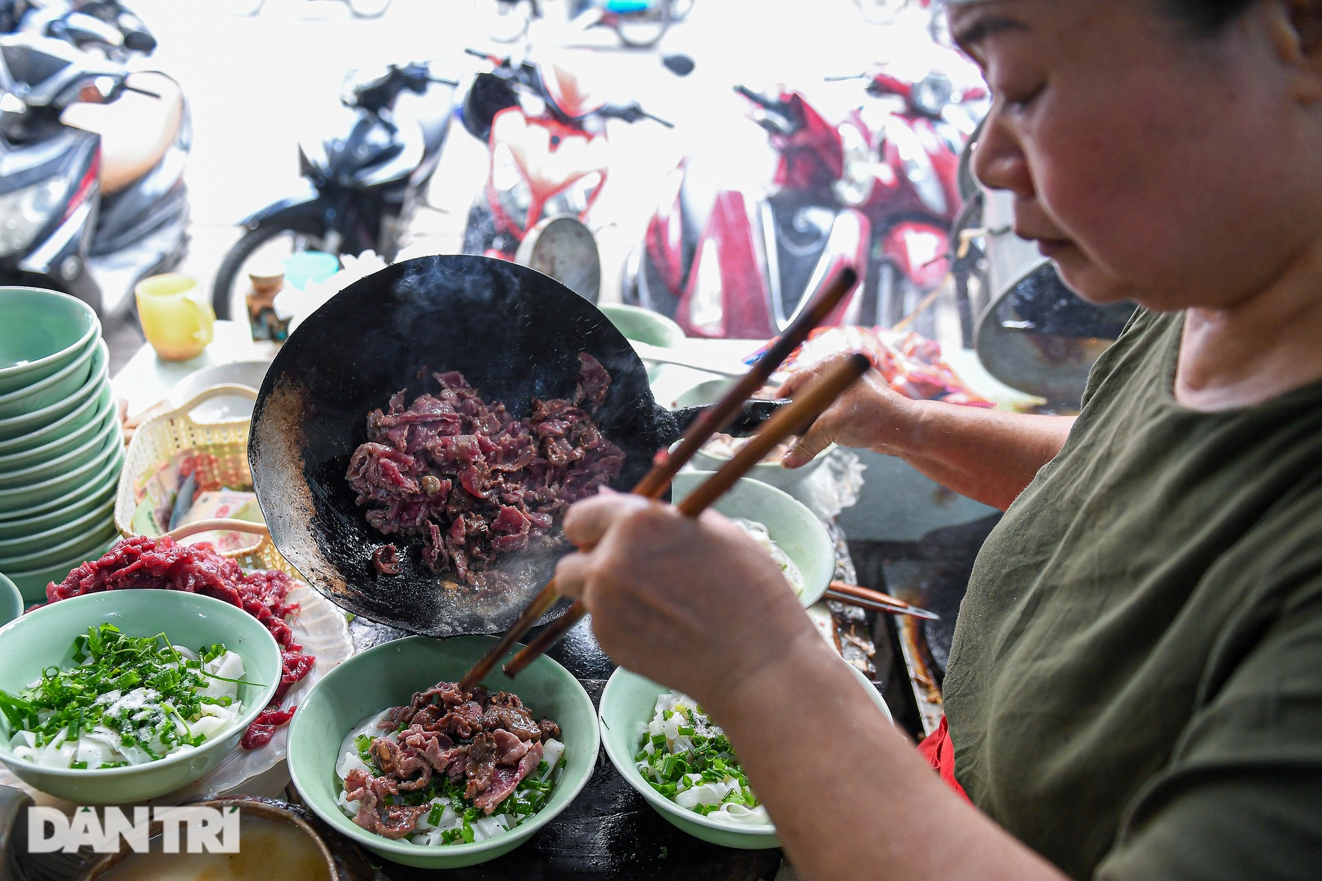 Quán phở Hà Nội chỉ bán một món, bà chủ tự ăn suốt 40 năm không ngán - 8 Quán phở Hà Nội chỉ bán một món, bà chủ tự ăn suốt 40 năm không ngán - 8