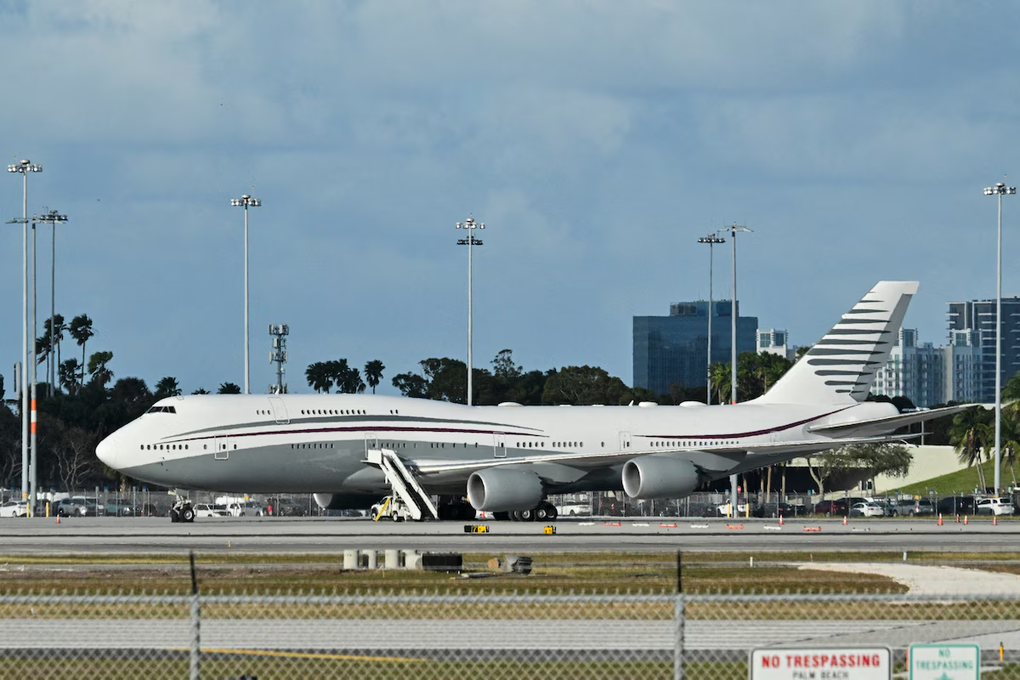 Giới chức Mỹ lo ngại vấn đề an ninh từ món quà ông Trump nhận của Qatar - 2 Giới chức Mỹ lo ngại vấn đề an ninh từ món quà ông Trump nhận của Qatar - 2