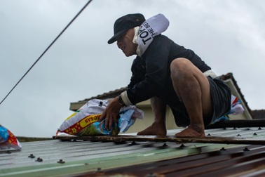 Người dân Cửa Đại chằng chống nhà cửa trước bão Kalmaegi