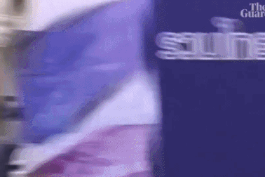 Thủ tướng Thái Lan bất ngờ xịt nước sát khuẩn vào phóng viên