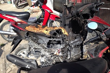 Quạt trần chập điện, 2 xe máy cháy lây