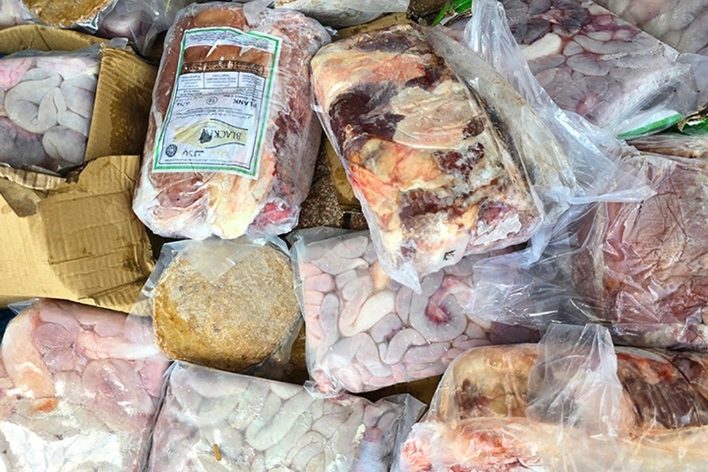 Phát hiện 2,7 tạ chả tôm, thịt bò và nội tạng động vật không rõ nguồn gốc - 1 Phát hiện 2,7 tạ chả tôm, thịt bò và nội tạng động vật không rõ nguồn gốc - 1