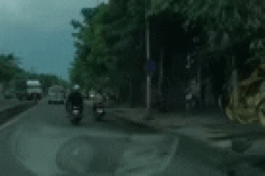 Tạm giữ 2 kẻ cướp giật điện thoại khiến cô gái ngã trước đầu ô tô