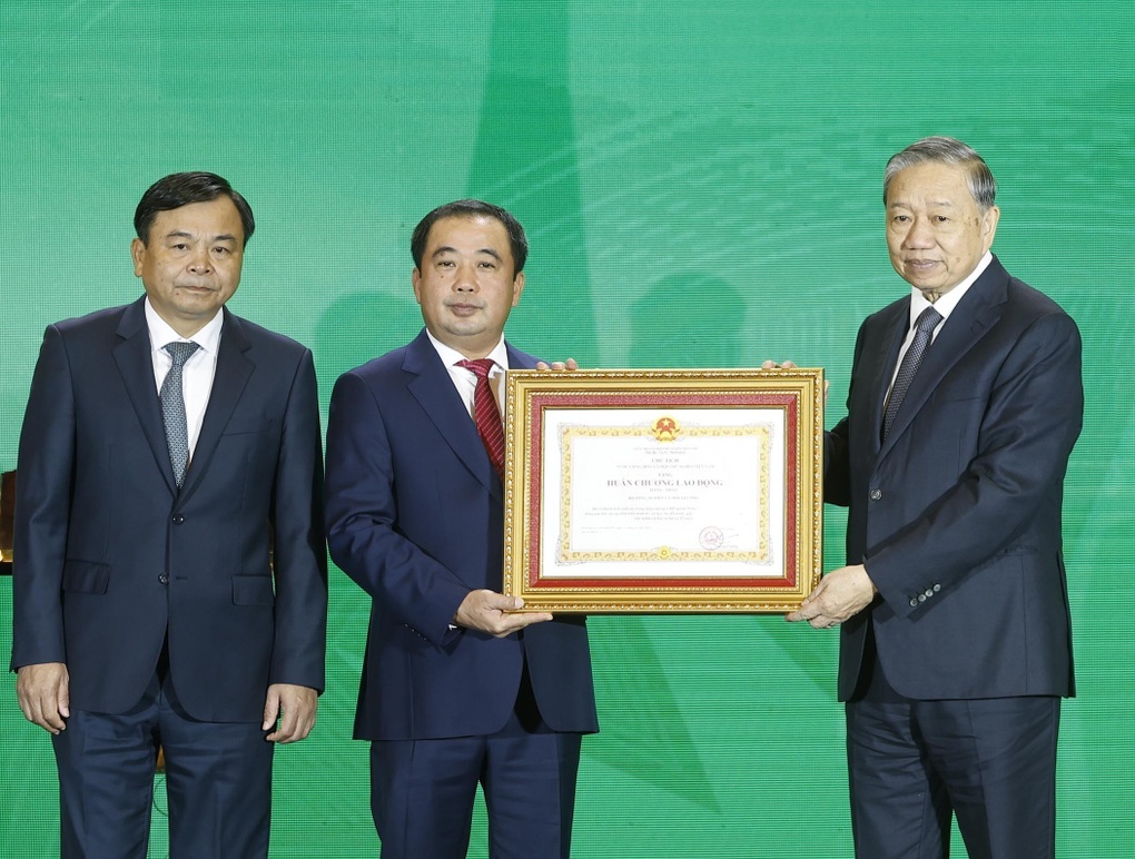 Tổng Bí thư Tô Lâm trao Huân chương Lao động hạng Nhất cho Bộ NNMT - 1