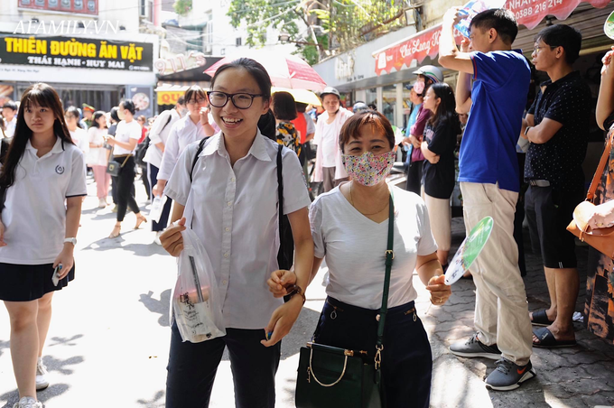 Phụ huynh và thí sinh cười hớn hở sau buổi thi Văn nhưng hài nhất là biểu cảm của nam sinh này: Ra sớm tận 15 phút, quá oách! - Ảnh 12. Phụ huynh và thí sinh cười hớn hở sau buổi thi Văn nhưng hài nhất là biểu cảm của nam sinh này: Ra sớm tận 15 phút, quá oách! - Ảnh 12.