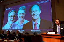 Ba nhà khoa học chia nhau giải Nobel Y học