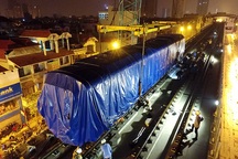 Cẩu lắp tàu Cát Linh - Hà Đông: "Như hoa hậu đi qua bờ rào gai..."