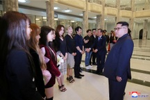 Nhà lãnh đạo Triều Tiên xúc động khi xem nghệ sĩ Hàn Quốc biểu diễn