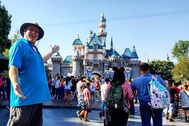 Người đàn ông 44 tuổi “nghiện” đến chơi Disneyland