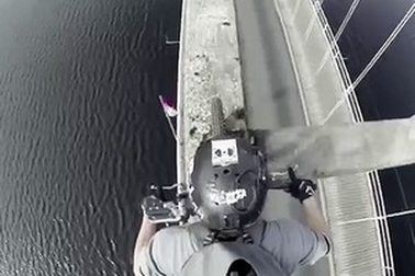 Lái xe máy mạo hiểm trên vòm cầu cao hơn 6m