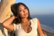 Cô bé mồ côi ở Việt Nam đổi đời khi được ca sĩ nổi tiếng ở Pháp nhận nuôi