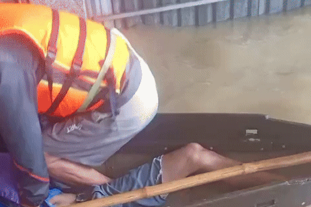 Tổ phó an ninh trật tự cứu sống người đàn ông chới với giữa dòng lũ - 1