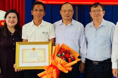 Tặng bằng khen anh nông dân lái drone cứu 2 cháu nhỏ mắc kẹt giữa dòng lũ