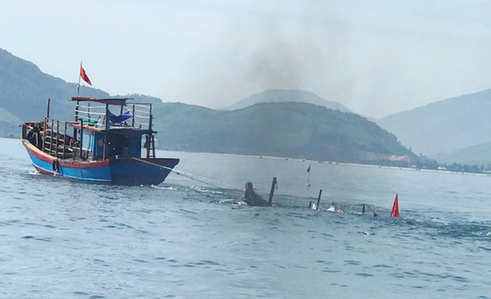 Cứu sống 12 thuyền viên tàu cá bị đâm chìm trên biển - 1 Cứu sống 12 thuyền viên tàu cá bị đâm chìm trên biển - 1