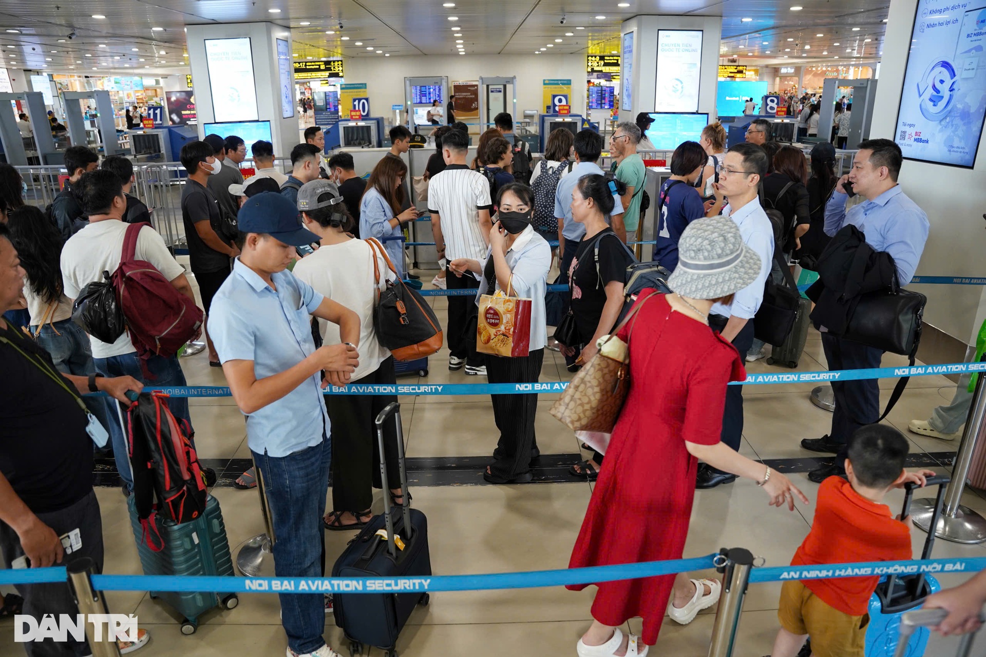 Dòng người đổ về sân bay Nội Bài trước nghỉ lễ - 6 Dòng người đổ về sân bay Nội Bài trước nghỉ lễ - 6