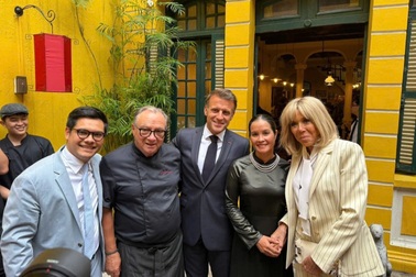 Tổng thống Pháp ăn bún riêu, rau muống xào tỏi giữa phố cổ Hà Nội