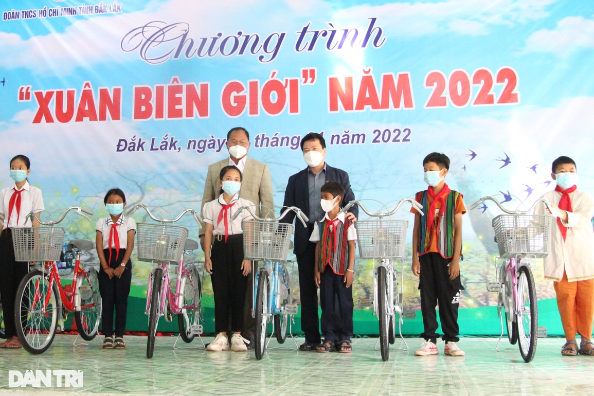 Đoàn công tác của Ban Bí thư TƯ Đảng tặng quà Tết vùng biên giới - 3 Đoàn công tác của Ban Bí thư TƯ Đảng tặng quà Tết vùng biên giới - 3