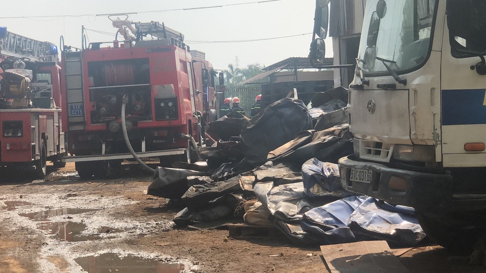 Cháy lớn tại bãi phế liệu rộng hàng trăm mét vuông - 2 Cháy lớn tại bãi phế liệu rộng hàng trăm mét vuông - 2