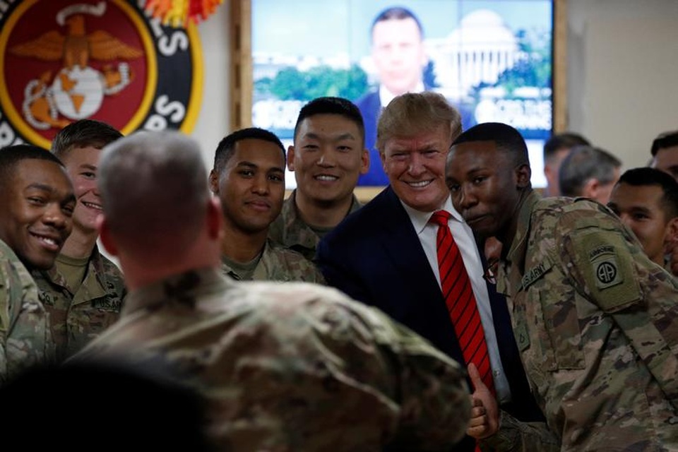Ông Trump bí mật thăm vùng chiến sự, phục vụ đồ ăn cho quân nhân Mỹ - 3 Ông Trump bí mật thăm vùng chiến sự, phục vụ đồ ăn cho quân nhân Mỹ - 3