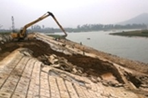 Điểm sạt lở đê kè bãi sông Mã đang được khắc phục