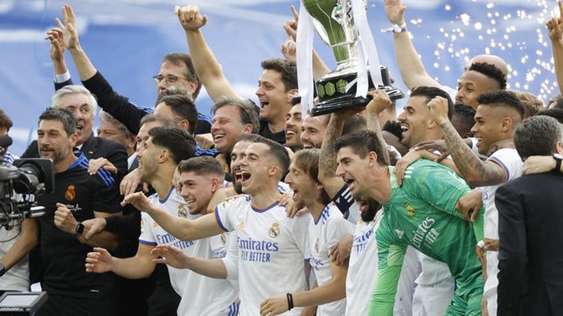 Real Madrid diễu hành ăn mừng hoành tráng, Gareth Bale bất ngờ vắng mặt - 2 Real Madrid diễu hành ăn mừng hoành tráng, Gareth Bale bất ngờ vắng mặt - 2